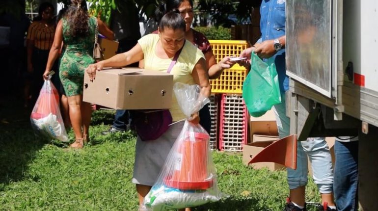 Entrega Centro apoyo de 30 mil aves de traspatio en Acachapan y Colmena