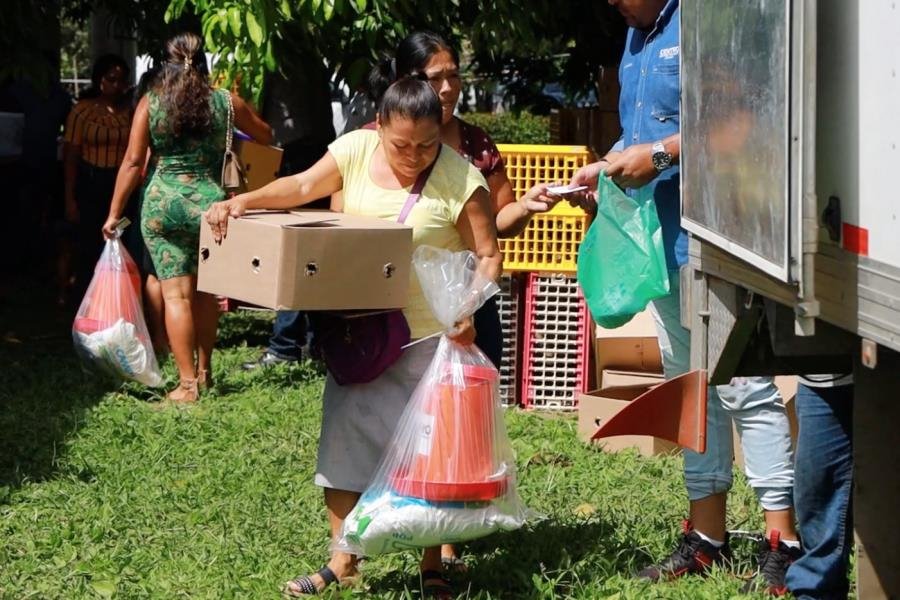 Entrega Centro apoyo de 30 mil aves de traspatio en Acachapan y Colmena