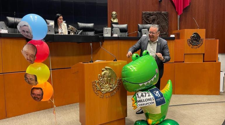 Senador de Morena arma show con globos en la Permanente y "desinfla" a la oposición