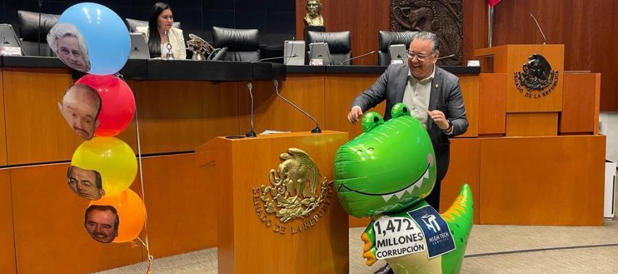 Senador de Morena arma show con globos en la Permanente y "desinfla" a la oposición