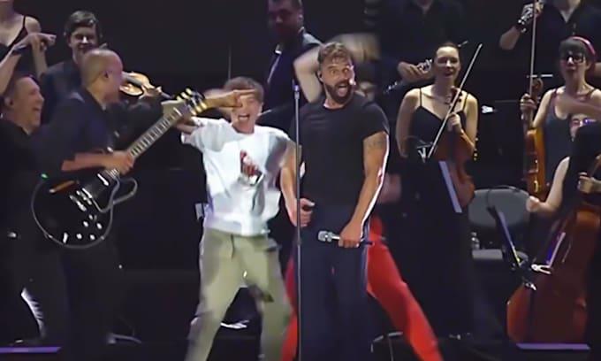 Sorprenden hijos de Ricky Martin al subir a cantar con su padre