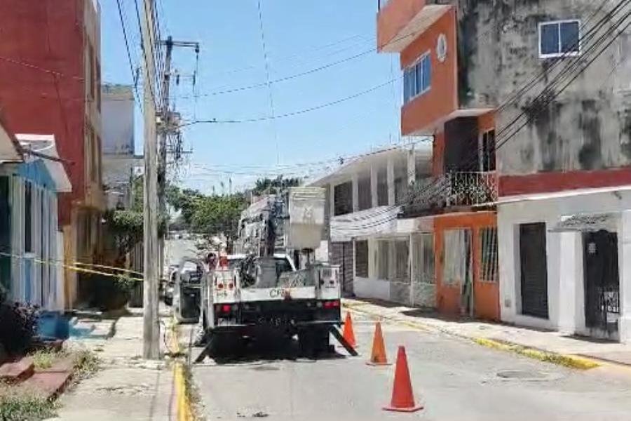 Tras 4 días sin luz, vecinos de Atasta bloquean calle Niños Héroes