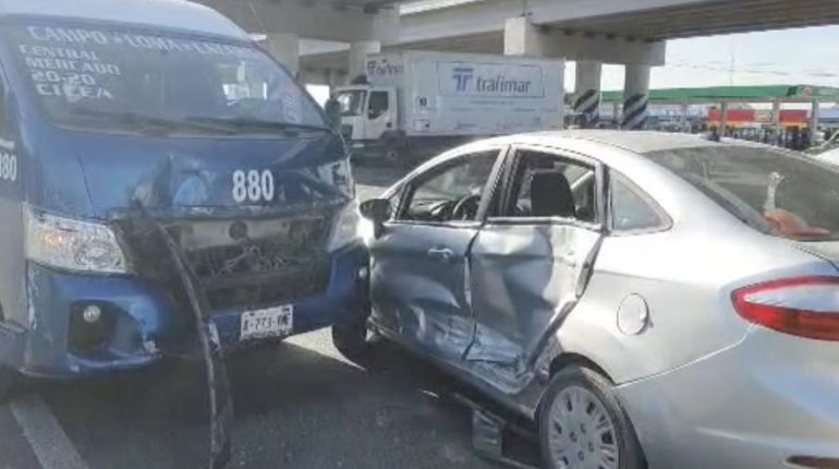 ¡Le quiso ganar! Combi colisiona auto en la Villahermosa-Cárdenas