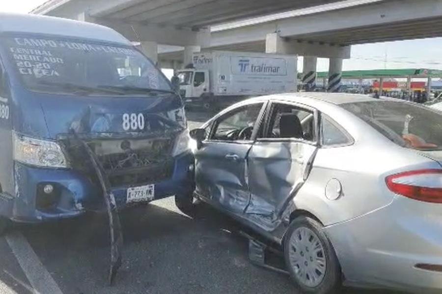 ¡Le quiso ganar! Combi colisiona auto en la Villahermosa-Cárdenas