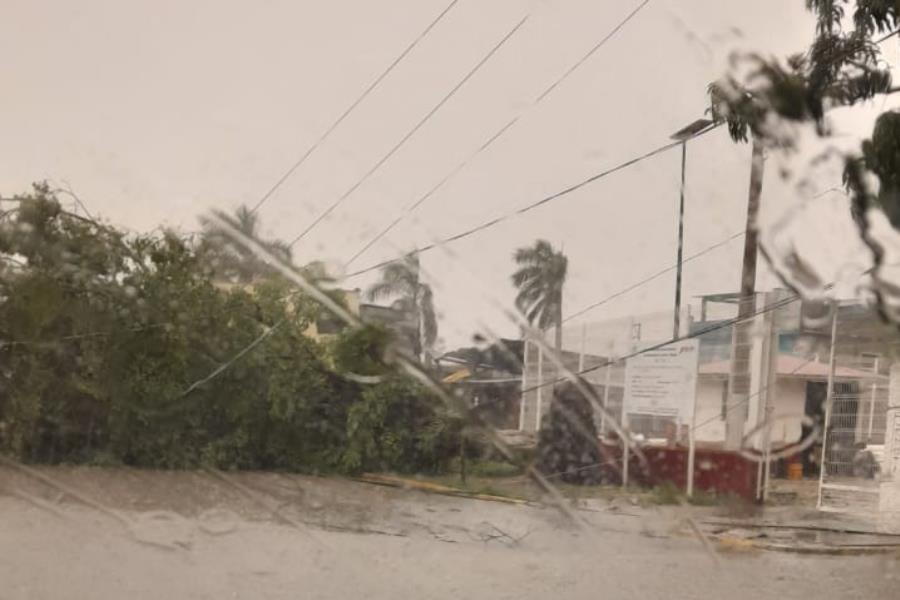 Tromba sorprende a Jonuta y deja sin energía a todo el municipio