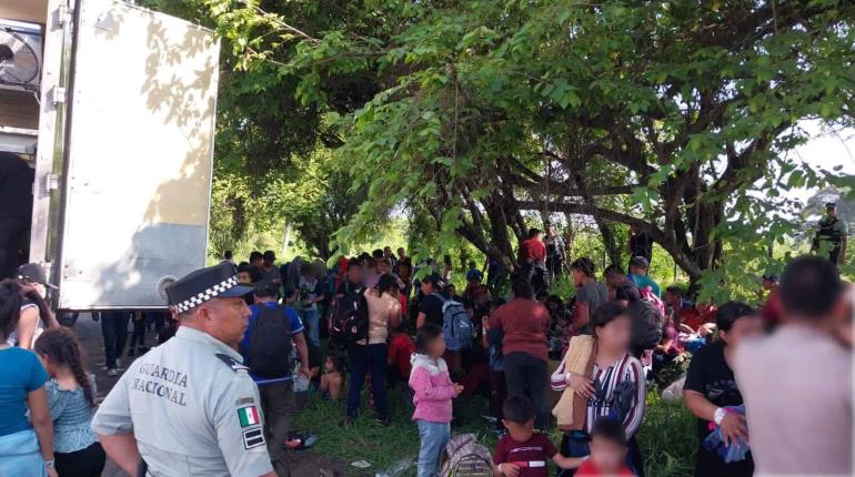 ¡Hacinados y abandonados! Hallan a 148 migrantes en tráiler en Veracruz