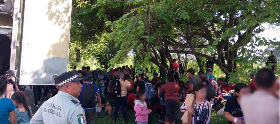 ¡Hacinados y abandonados! Hallan a 148 migrantes en tráiler en Veracruz