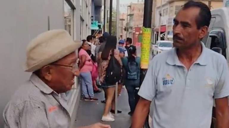 Exhiben a chofer de combi exigiendo a "gritos" pago de pasaje a adulto mayor en Villahermosa