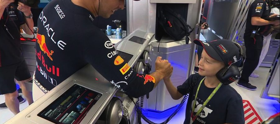 Niño llora al ver a ´Checo´ Pérez chocar y es recompensado por Red Bull