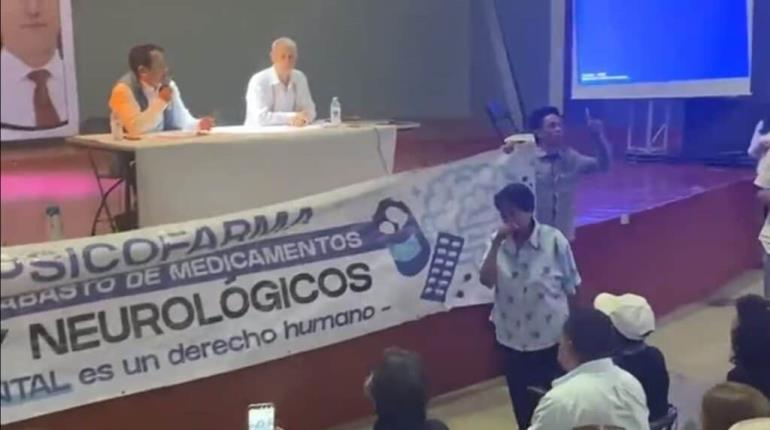 Familiares de afectados por desabasto de medicamentos psiquiátricos irrumpen en conferencia de López-Gatell