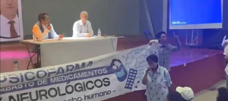 Familiares de afectados por desabasto de medicamentos psiquiátricos irrumpen en conferencia de López-Gatell