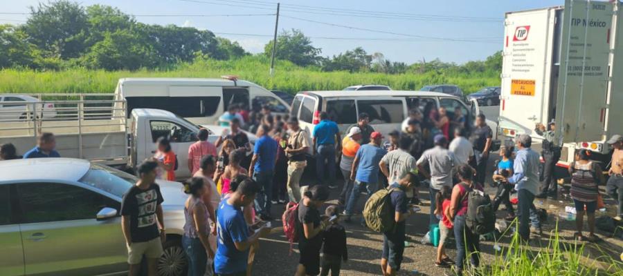 Rescatan a 172 migrantes abandonados en tractocamión en Veracruz