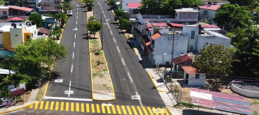 Reconstruye Centro drenaje sanitario y calle en Huapinol tras 22 años sin ser atendida