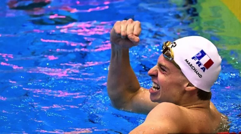 El francés Leon Marchand destroza récord de Michael Phelps