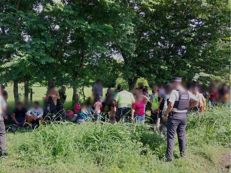 Otra vez Veracruz: Localizan a 256 migrantes, algunos deshidratados dentro de caja de tráiler