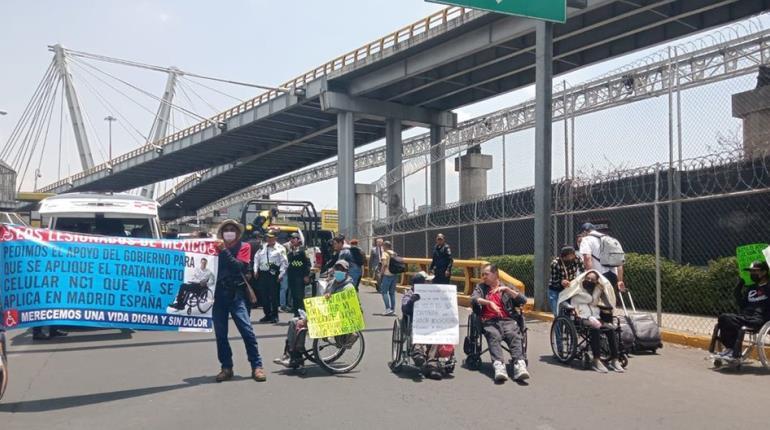 Personas en sillas de ruedas bloquean accesos a Terminal 1 del AICM