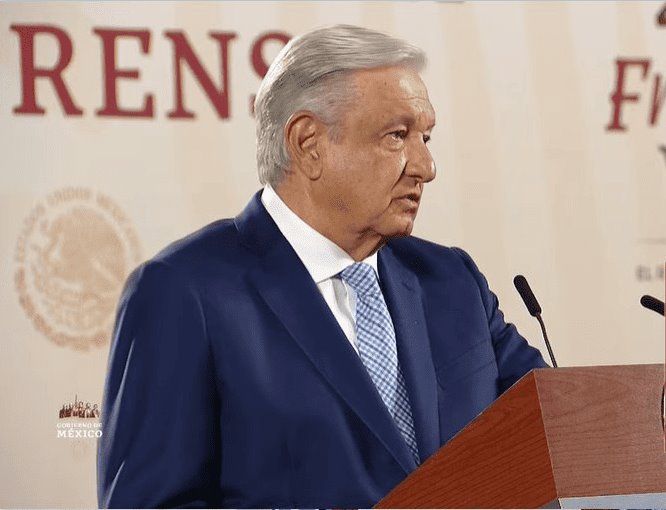 Pese a restricciones, AMLO durante La Mañanera muestra encuestas donde Morena ganaría la presidencia en 2024