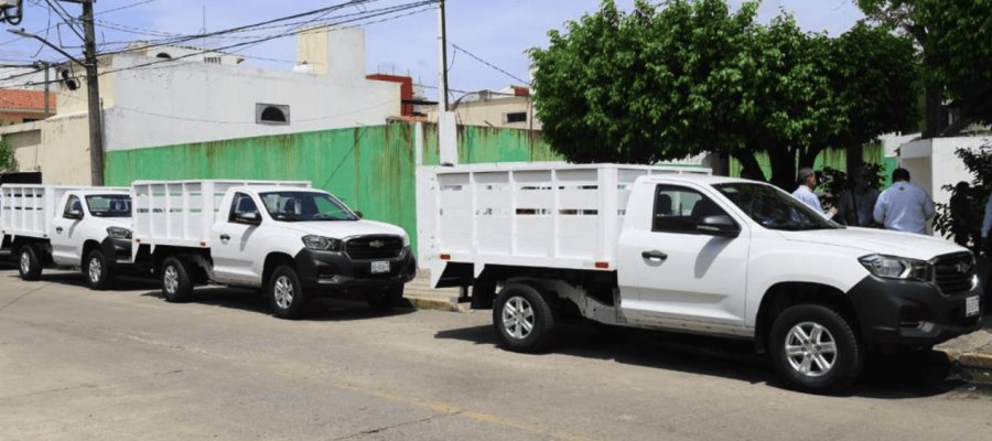 Entrega Centro 3 camionetas para mantenimiento de parques y jardines