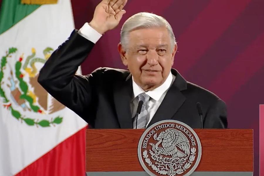 No hay fenómeno político que pueda frenar la 4T: AMLO al mostrar encuestas