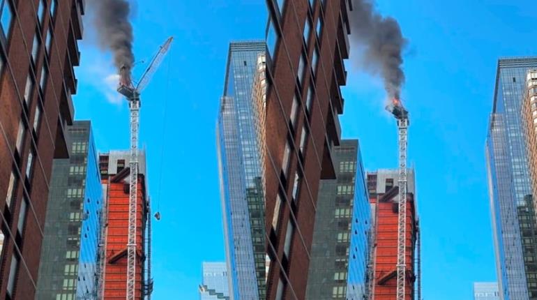 Se incendia y derrumba grúa de construcción en Manhattan