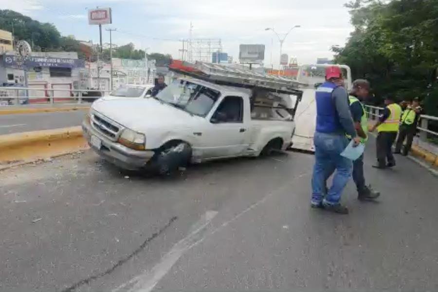 Pierde llanta y choca contra muro en Ruiz Cortines