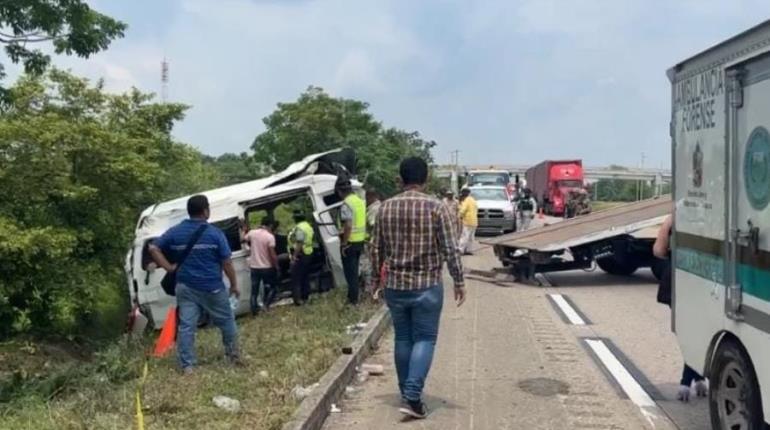 ¡Tragedia! 5 muertos y 13 heridos deja choque en Palo Mulato, Huimanguillo