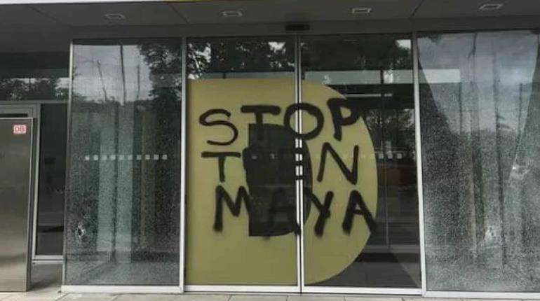 "Stop Tren Maya": Protestan en empresa contratada por AMLO en Alemania