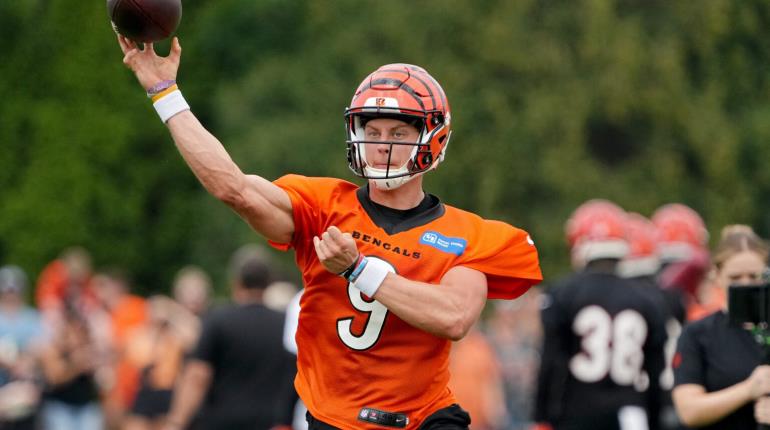 Quarterback Joe Burrow abandona entrenamiento de Bengalíes por lesión