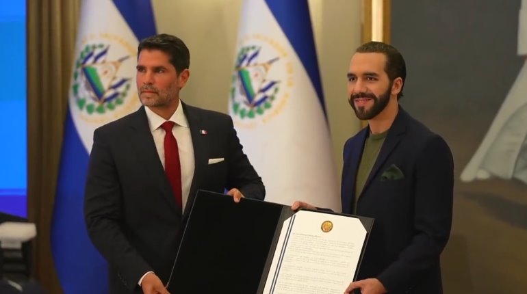 "Saben quién compra a los niños, pero lo niegan", señala Bukele durante premier de Sound of Freedom