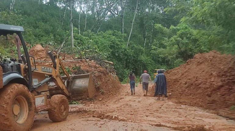 Tromba provoca deslizamientos de tierra y afectaciones en Tacotalpa 