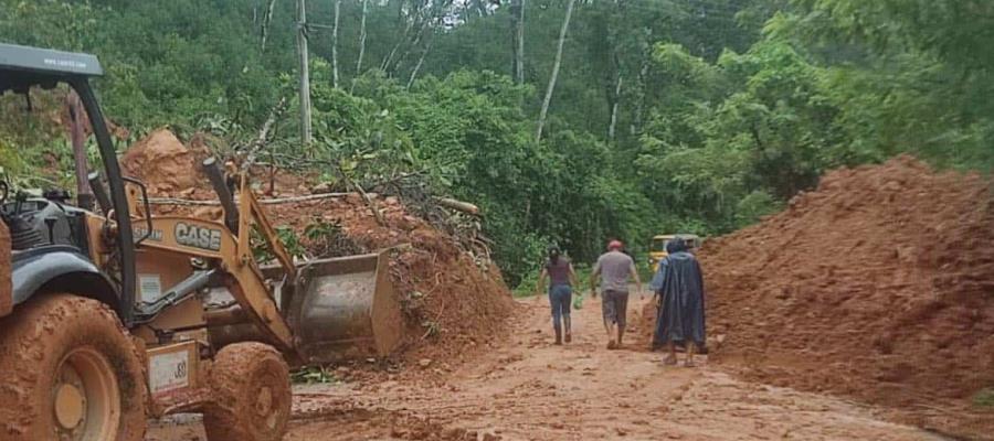 Tromba provoca deslizamientos de tierra y afectaciones en Tacotalpa 