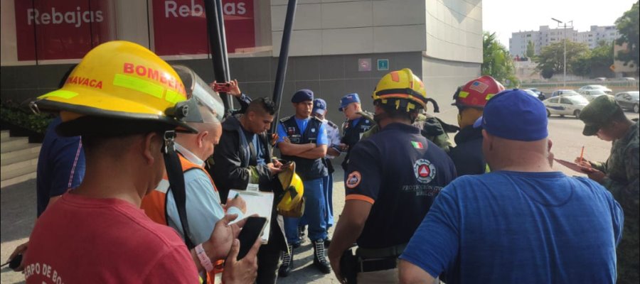 Por falsa amenaza de bomba, desalojan a 3 mil 500 personas de plaza en Morelos