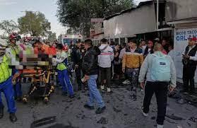 Auto sube a banqueta y arrolla a peatones en CDMX; hay un muerto y 2 heridos