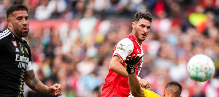 Santi Giménez anota gol en primer partido de pretemporada con el Feyenoord