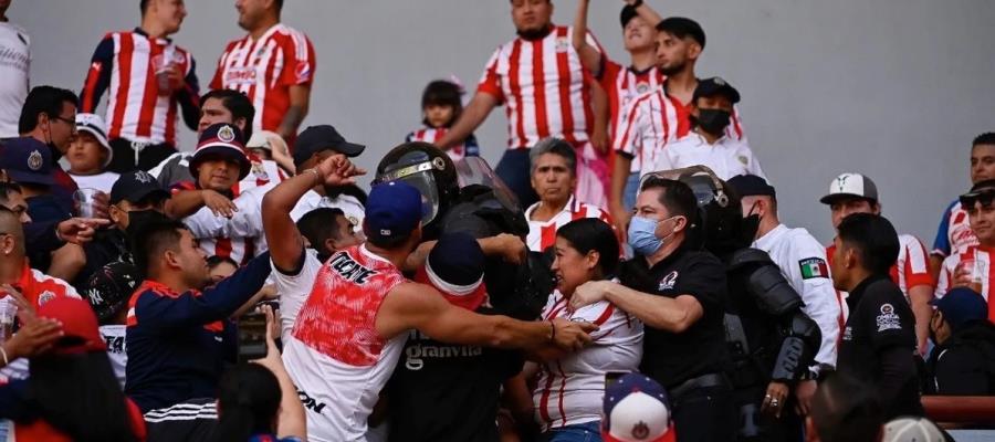 Aficionados de Chivas desatan campal tras eliminación de Leagues Cup