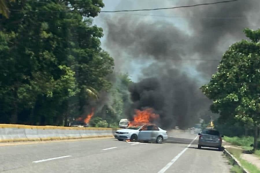 Incendian autos en Cárdenas y Huimanguillo