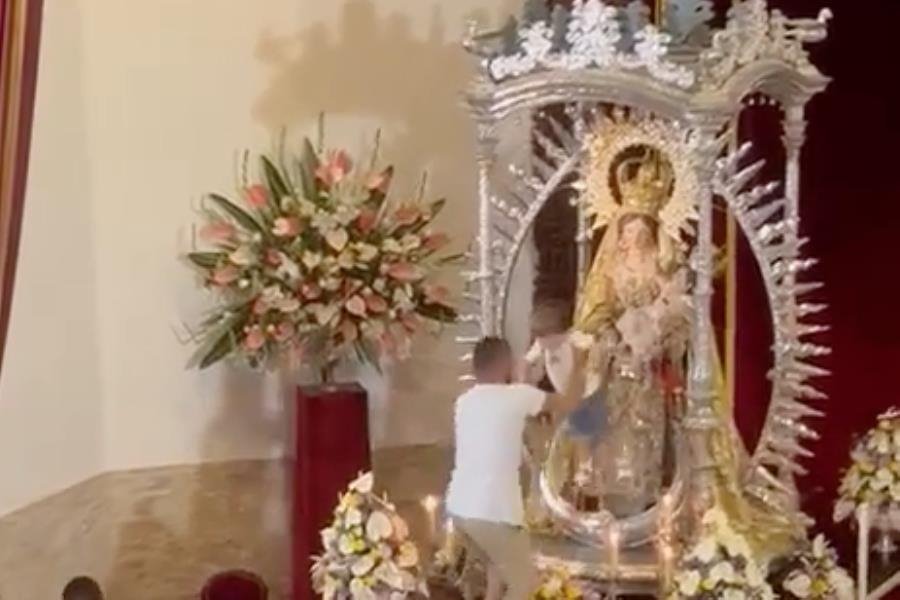 Irrumpen misa en iglesia de España y deja a su hijo en altar de la virgen