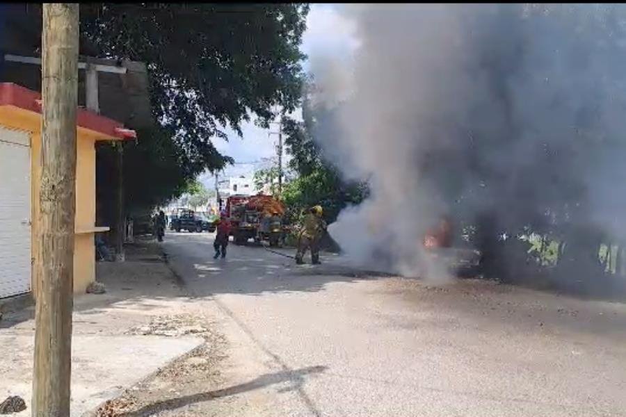 Sofocan bomberos auto incendiado en Samarkanda, Nacajuca