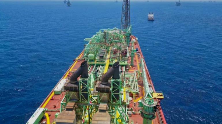 Pemex suspende operaciones en terminal de crudo por fuga: Bloomberg