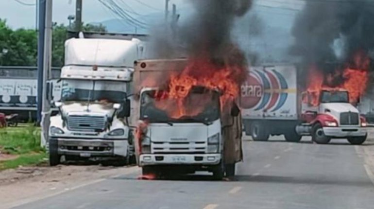 Hombres armados incendian vehículos durante bloqueo en la carretera Acapulco-Zihuatanejo