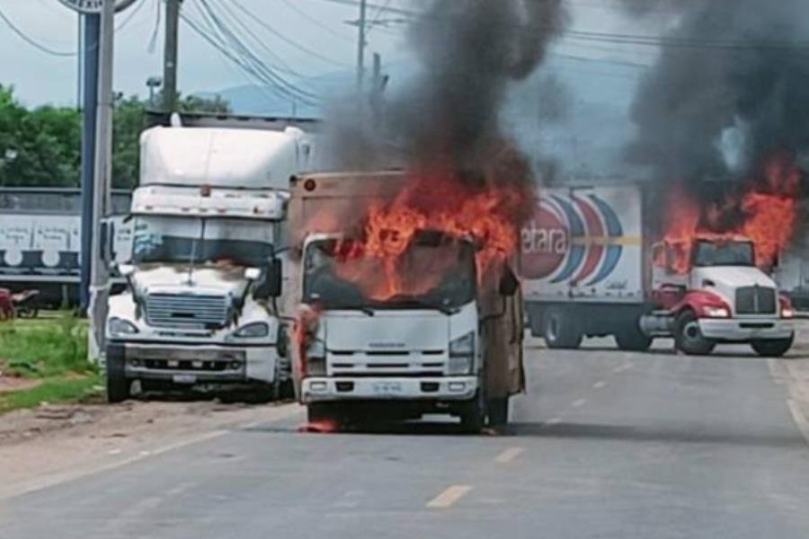 Hombres armados incendian vehículos durante bloqueo en la carretera Acapulco-Zihuatanejo