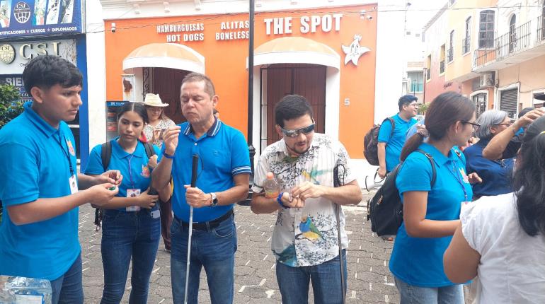 Estudiantes de Turismo de la UT dan tour por Centro Histórico a grupo de débiles visuales