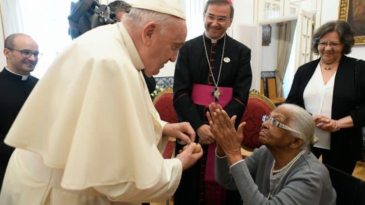 Papa Francisco saluda a mujer portuguesa de 106 años