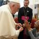 Papa Francisco saluda a mujer portuguesa de 106 años