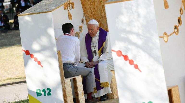 Papa Francisco confiesa a 3 jóvenes durante la JMJ