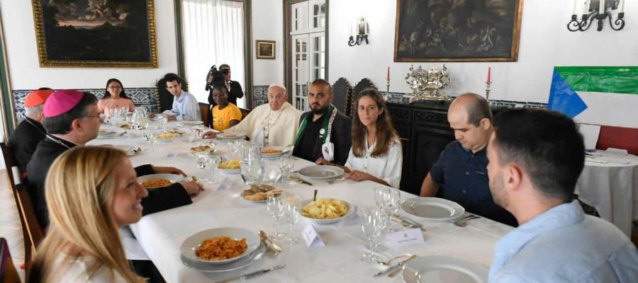 Papa Francisco almuerza con 10 jóvenes asistentes a la JMJ