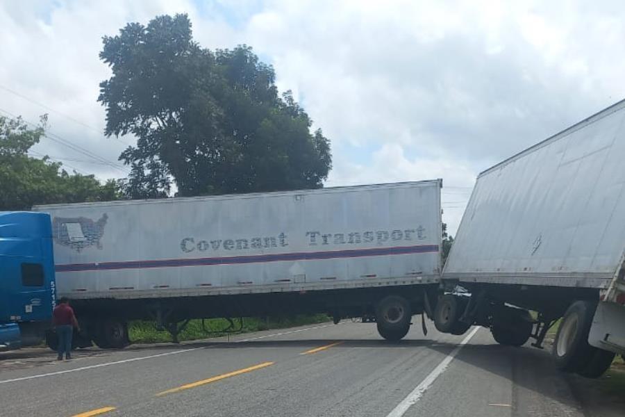 Tráiler intenta dar vuelta en "U" en la Villahermosa-Frontera y queda calzado