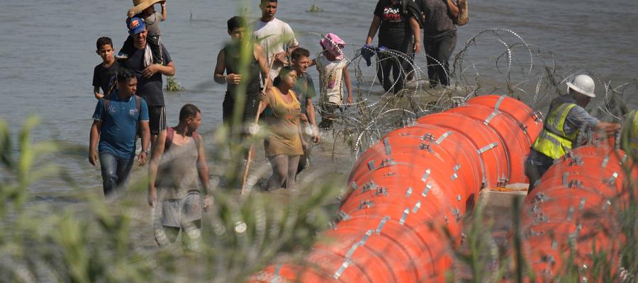 AMLO pide a gobernador de Texas retirar boyas del río Bravo tras muerte de migrantes