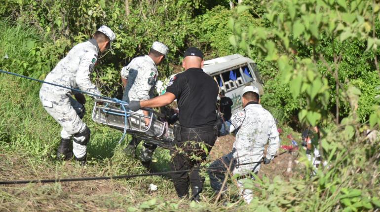 Deja 18 muertos y 23 heridos caída de autobús en un barranco en Nayarit