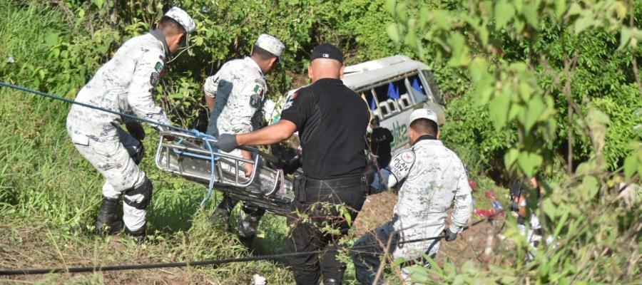 Deja 18 muertos y 23 heridos caída de autobús en un barranco en Nayarit